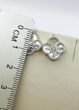 Сережки-пуссеты серебряные с перламутром и кубическим цирконием "клевер" 2,6 г5 фото