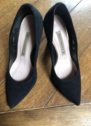 Черные классические туфли на каблуке5 фото