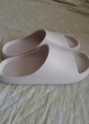 Шльопанці bershka 42-43р