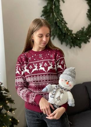 Женский свитер с оленями теплый бордовый 009