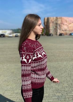 Женский свитер с оленями теплый бордовый 00910 фото