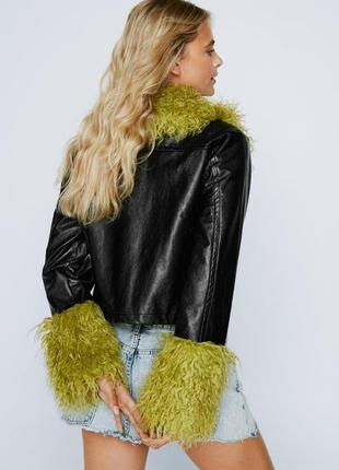 Куртка nasty gal черная с зеленым неоновым мехом/ куртка с мехом/лаковая черная куртка/жакет3 фото