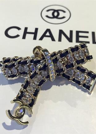 Брендовая брошь chanel с проколом в позолоте