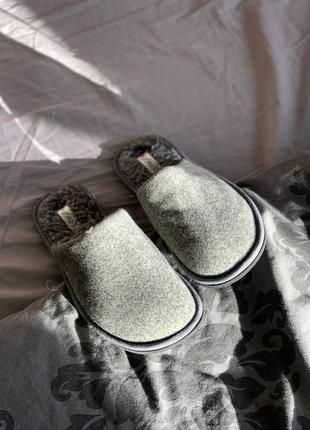 Мужские закрытые домашние тапочки серого цвета из фетра4 фото