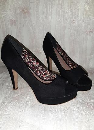 Чёрные туфли на высоком каблуке с открытым носочком