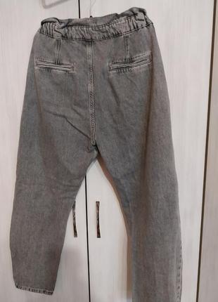 Женские джинсы мом серого цвета3 фото