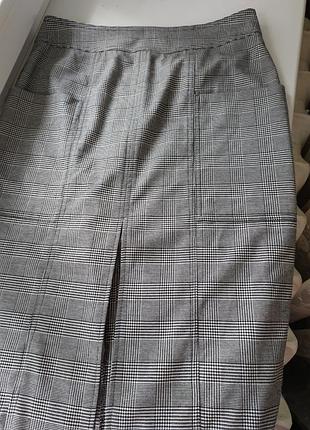 Юбка миди с крупными карманами и разрозом