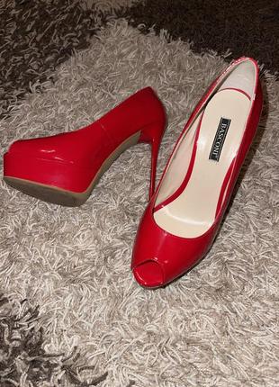 Червоні лакові туфлі з відкритим носочком 38,5-39 розмір