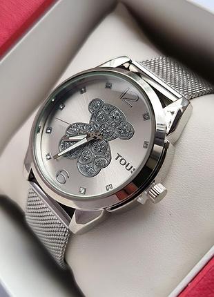 Женские наручные часы серебристого цвета с логотипом - мишка плетеный металлический браслет