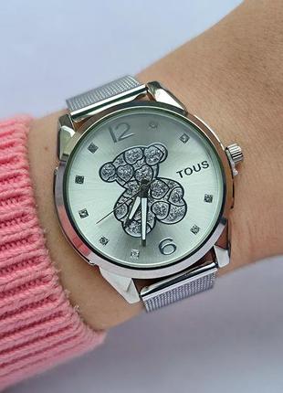 Женские наручные часы серебристого цвета с логотипом - мишка плетеный металлический браслет