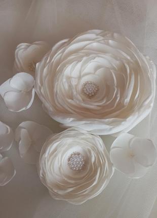 Цветы розы молочные в прическе из ткани
