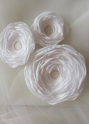 Цветы розы молочные в прическе из ткани