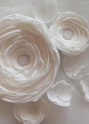 Цветы розы молочные в прическе из ткани