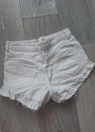 Короткие белые шорты с воланами3 фото