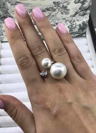 Брендовое кольцо с жемчужиной и посеребрением