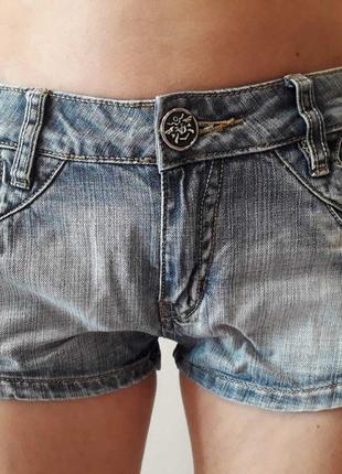 Жіночі джинсові шорти.