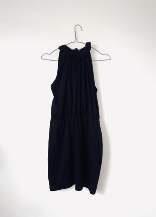 Черное облегающее платье без рукавов с высоким воротником prettylittlething