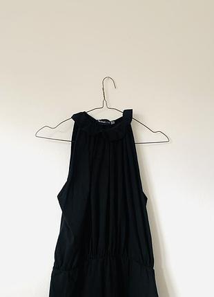 Черное облегающее платье без рукавов с высоким воротником prettylittlething