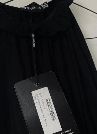 Черное облегающее платье без рукавов с высоким воротником prettylittlething