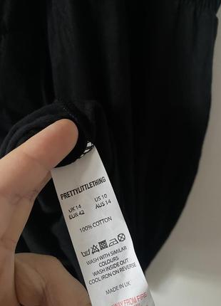 Черное облегающее платье без рукавов с высоким воротником prettylittlething