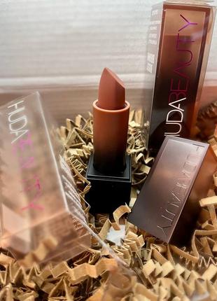 Huda beauty нюдова помада зволожуюча