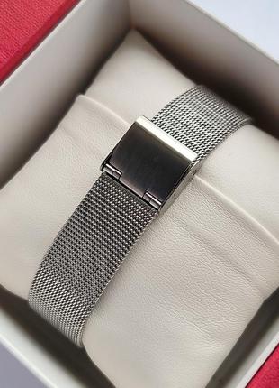 Сріблястий наручний годинник для жінок з чорним циферблатом, плетений браслет з металу4 фото