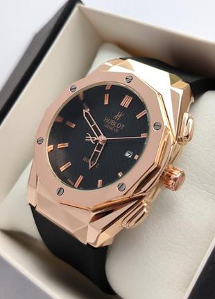 Чоловічий наручний годинник золотистого кольору з чорним циферблатом, на каучуковому ремінці3 фото