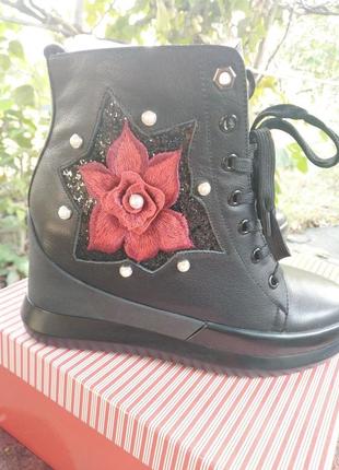 Продам крутезні шкіряні снікерси з вишитою трояндою збоку