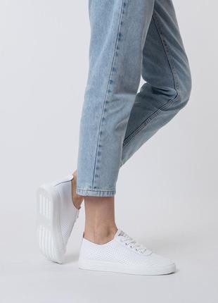 Туфлі жіночі білі на плоскій підошві, на платформі, літні, в дірочки, зі шнурівкою 2070т