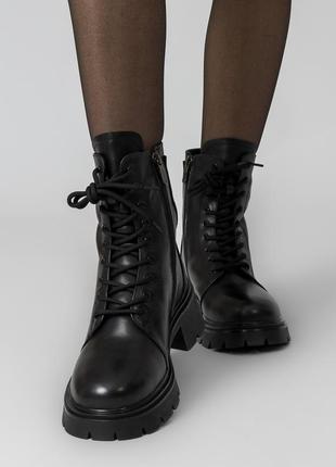 Ботинки зимние женские кожаные черные на каблуке шнуровках и молнии 1610ц
