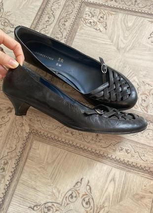 Вінтажні туфлі у стилі мюлі від бренду florence+fred