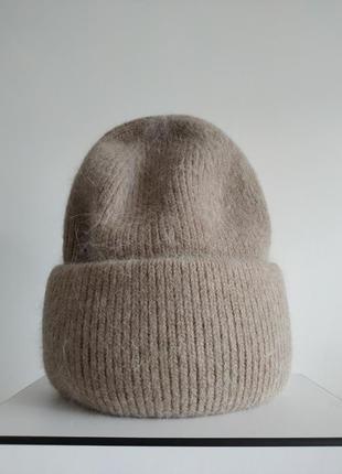 Тренд теплая мягкая шапка бини на зиму кроличий пух шерсть шапочка бежевая коричневая зимняя3 фото