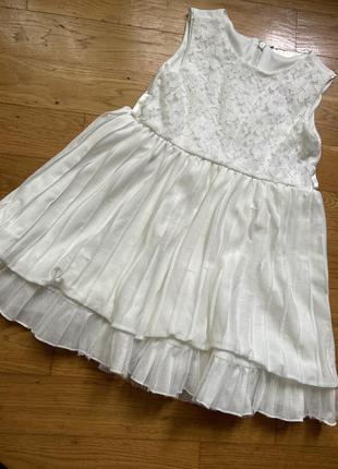 Платье нарядное р.104 молочное