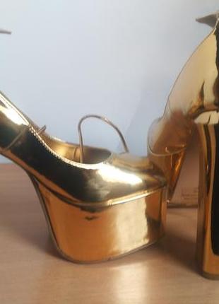 Туфлі золотистого кольору на платформі1 фото