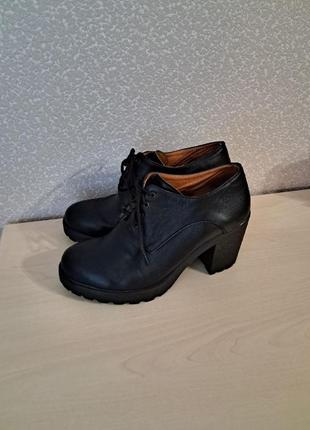 Кожаные чёрные туфли женские ботильоны со шнуровкой на высоком каблуке размер 36