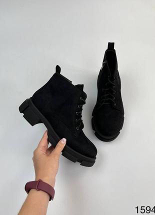Жіночі демісезонні чорні черевики на шнурках