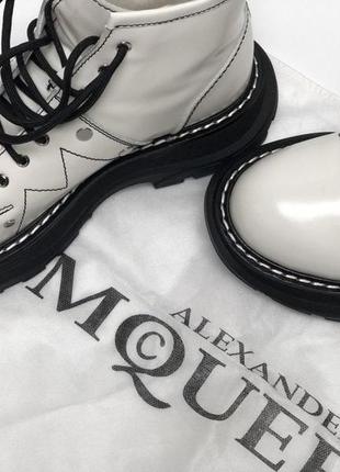 Зимние женские ботинки alexander mcqueen tread slick boots white black (мех) 36-37-38-392 фото