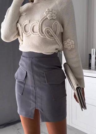 Замшевая юбка мини с разрезом высокая посадка по фигуре юбка короткая серая с накладными карманами классическая теплая стильная трендовая1 фото