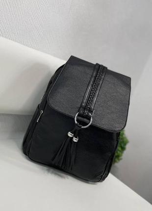 Черный рюкзак, очень удобный.