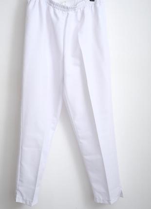 Білі штани зі стрілками
