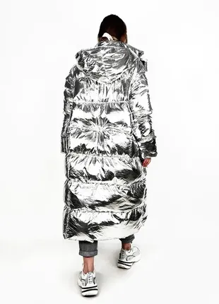 Зимнее серебряное пальто трансформер от кортни кардашьян3 фото