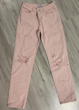 Розовые джинсы с рваностями мом