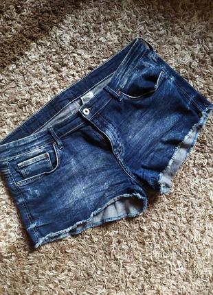 Короткі джинсові шорти з необробленим низом бахрома