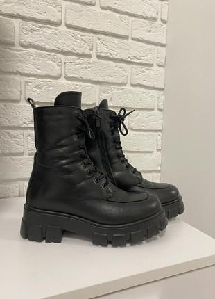 Черные зимние кожаные ботинки estro6 фото