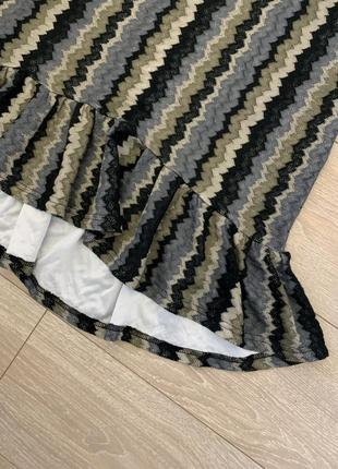 Платье мини вязаное в полоску с рюшами, с рукавами, хомут7 фото