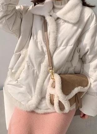 Теплая зимняя сумочка седло с мехом,бежевая кофейная сумка,кросбоди,форма как dior,сумка универсальная светлая под овчину,два ремешка