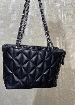 Женская черная сумка стеганная на одно большое отделение