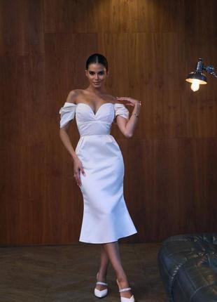 Сукня міді однонтонна з вирізом в зоні декольте на змійці якісна стильна біла