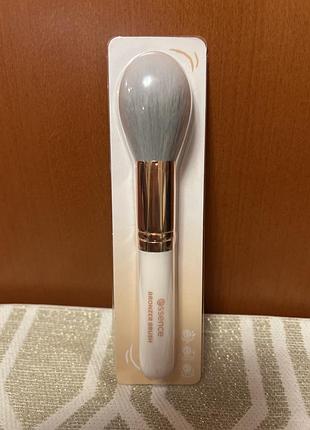 Кисточка косметическая для бронзера, хайлайтера, румян essence