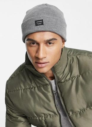 Шапка jack & jones beanie with badge2 фото